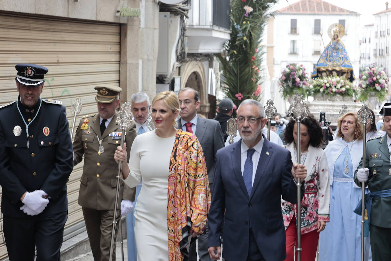 Fotos | La lluvia no impide que los cacereños acompañen a la Virgen de la Montaña