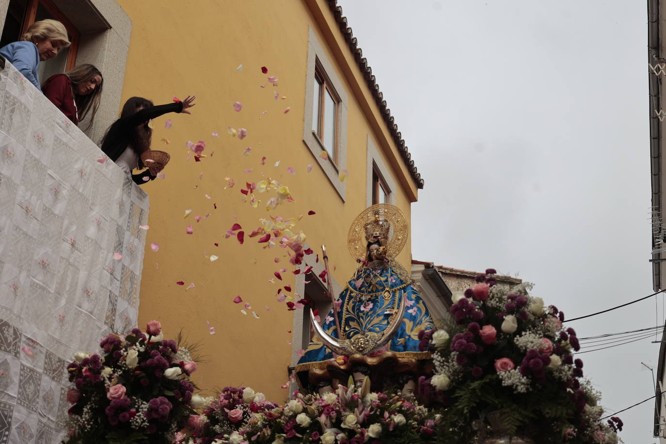 Fotos | La lluvia no impide que los cacereños acompañen a la Virgen de la Montaña
