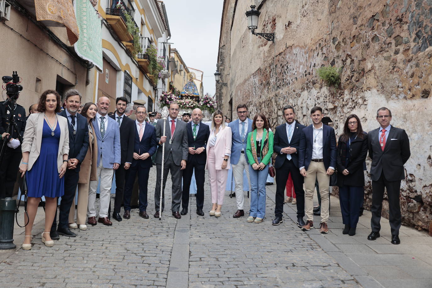 Fotos | La lluvia no impide que los cacereños acompañen a la Virgen de la Montaña