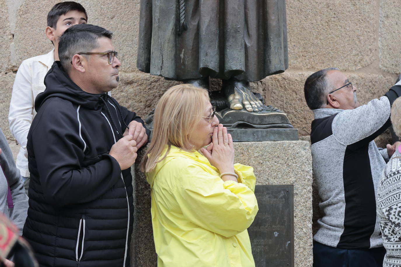 Fotos | La lluvia no impide que los cacereños acompañen a la Virgen de la Montaña