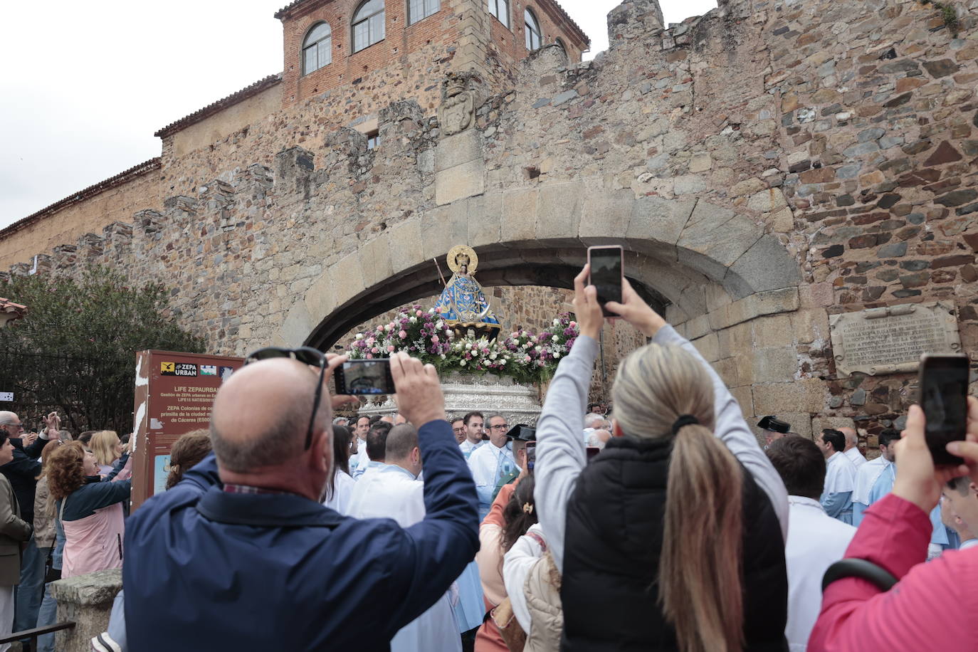 Fotos | La lluvia no impide que los cacereños acompañen a la Virgen de la Montaña