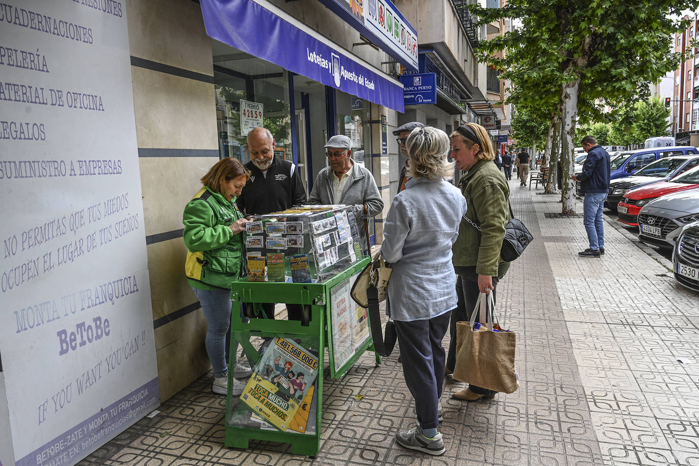 Júbilo en el bar Nuevo Betis por el premio de la ONCE