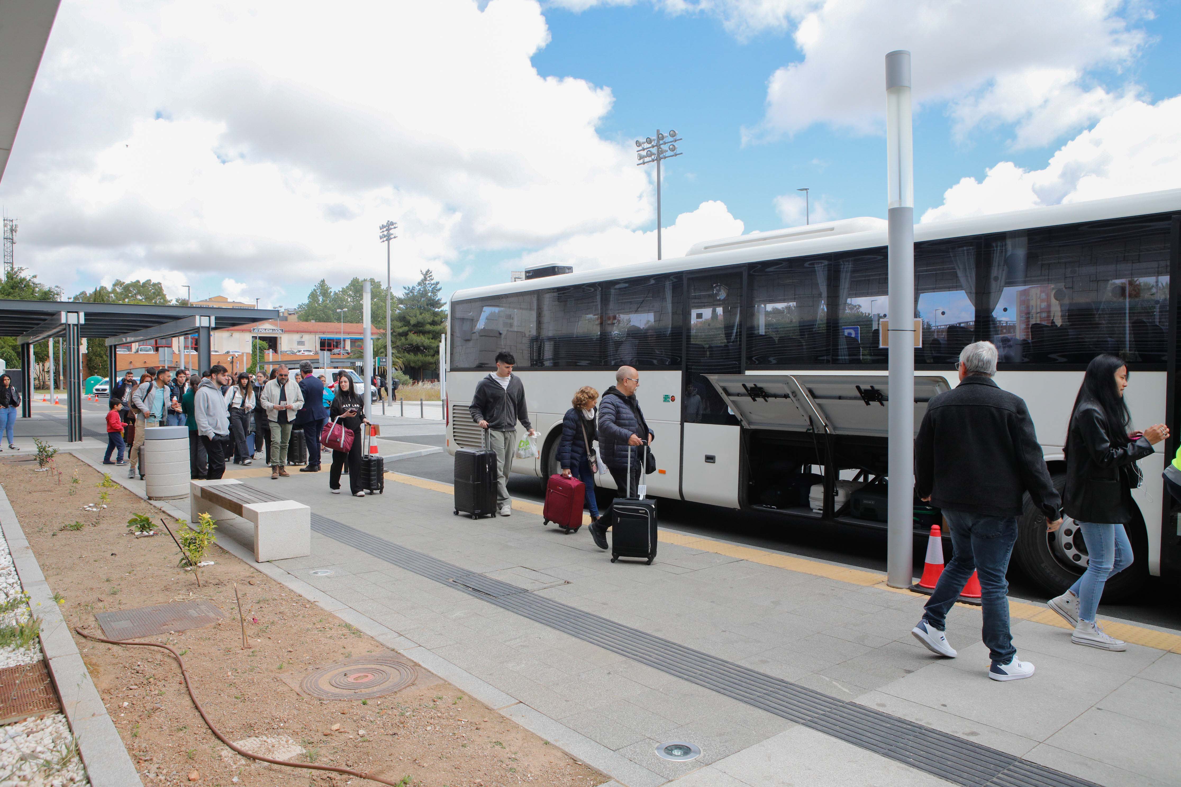 Desconcierto y quejas el primer día sin trenes en la estación de Cáceres