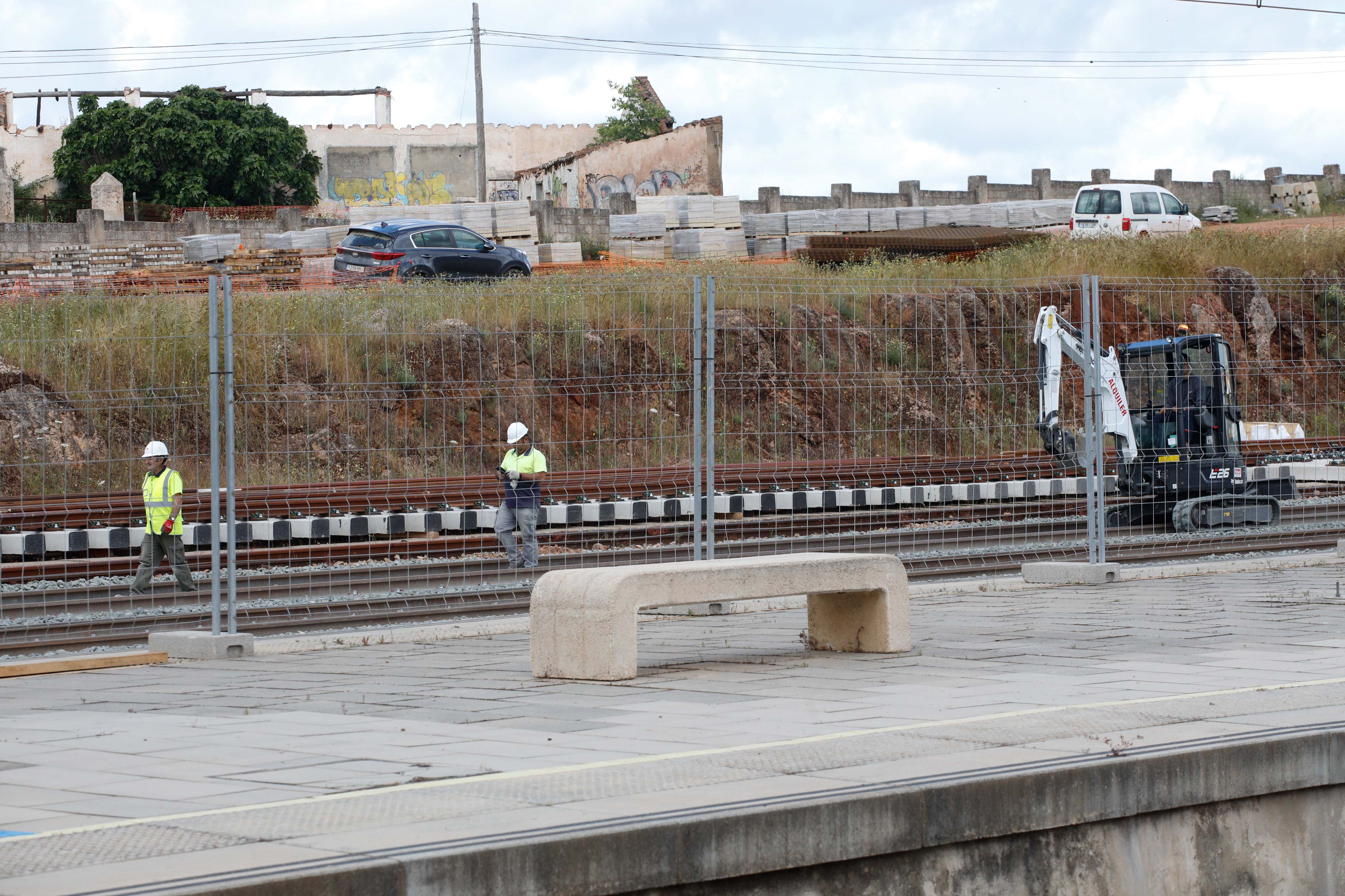 Desconcierto y quejas el primer día sin trenes en la estación de Cáceres