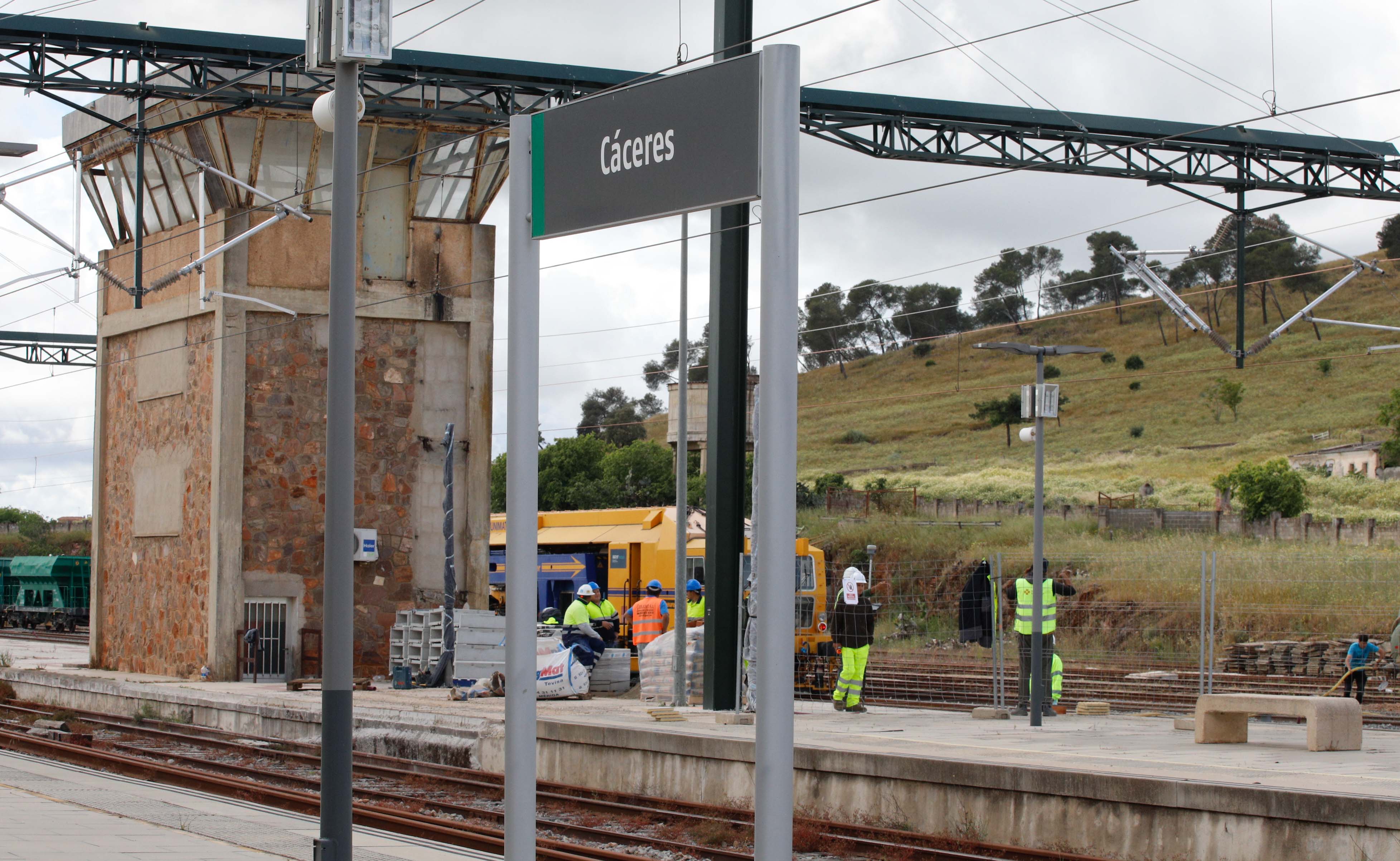 Desconcierto y quejas el primer día sin trenes en la estación de Cáceres