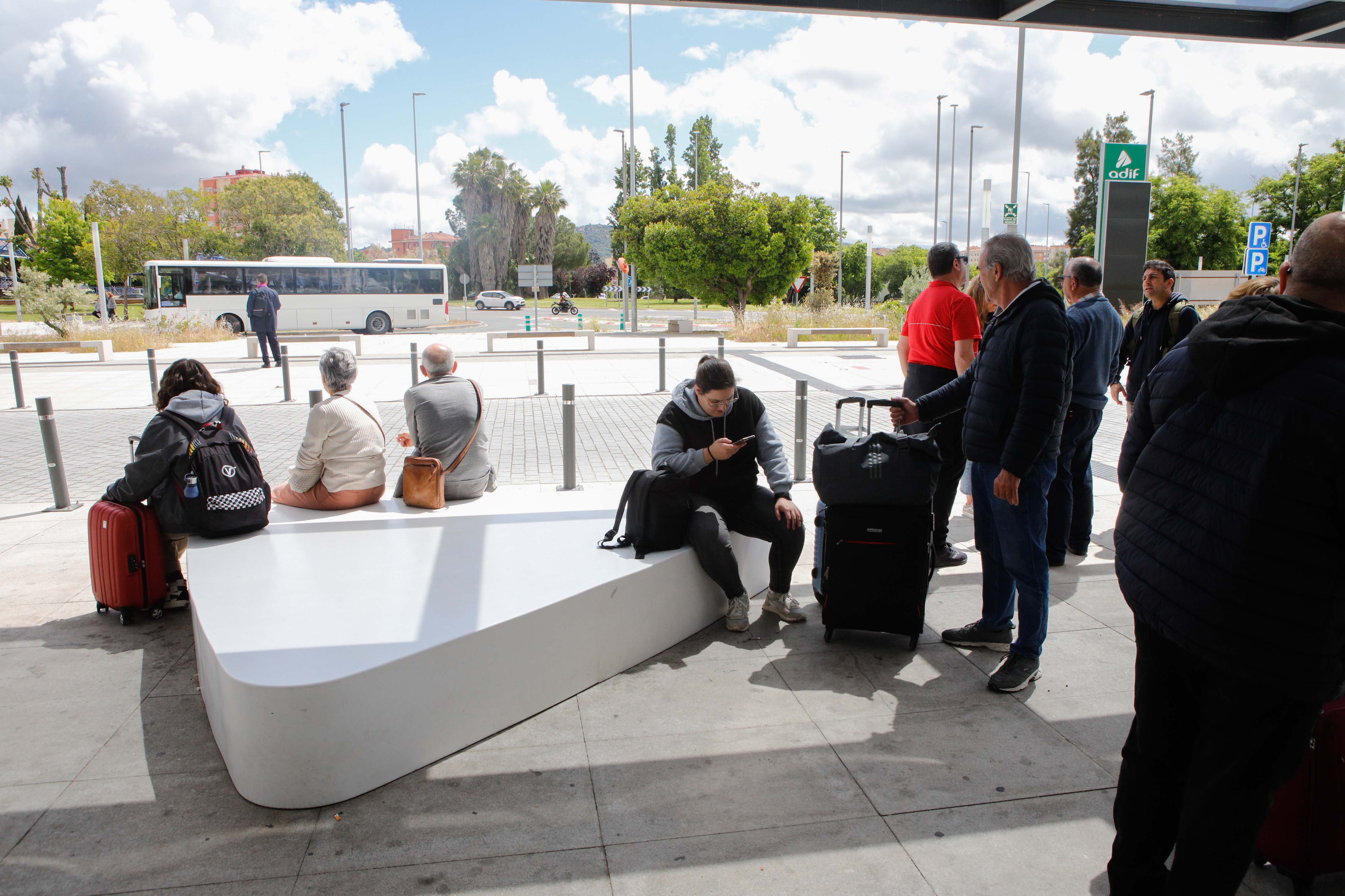 Desconcierto y quejas el primer día sin trenes en la estación de Cáceres