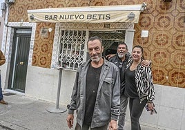 Alegría a las puertas del bar Betis, en la barriada de San Roque.