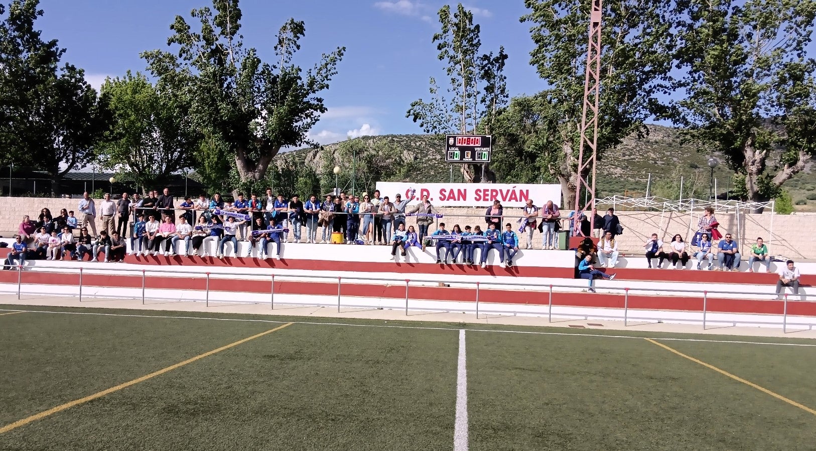 Parte de los aficionados que acompañaron al equipo en Arroyo de San Serván