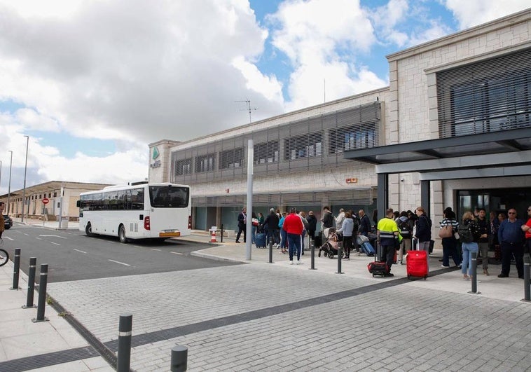 Viajeros a las puertas de la estación de tren de Cáceres.