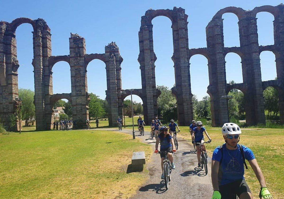 Abril ha sido un mes cálido y con poca lluvia en Extremadura. En la imagen, ciclistas por el Acueducto de Los Milagros de Mérida.