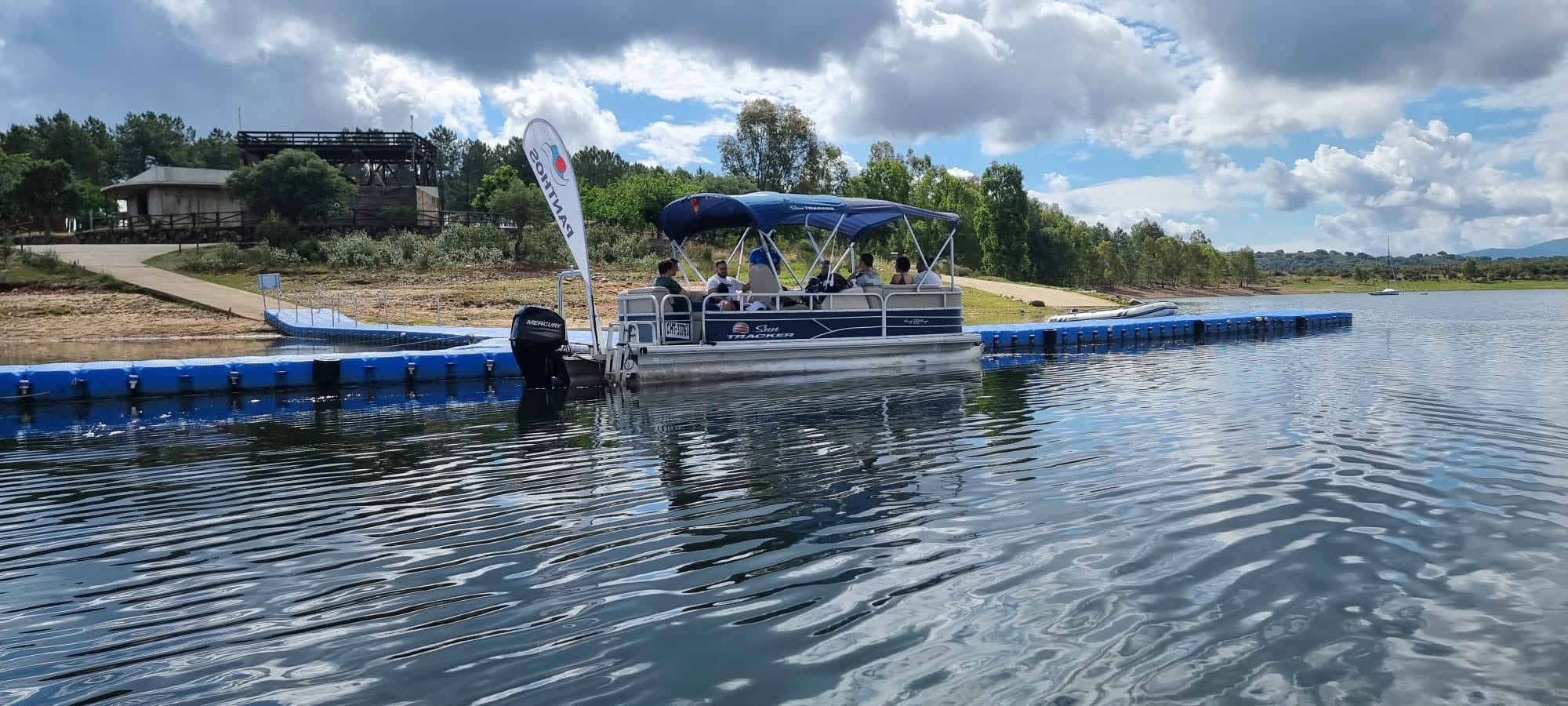 Embarcación de la empresa Panthos de turismo inclusivo, con base náutica en el embalse cacereño de Gabriel y Galán