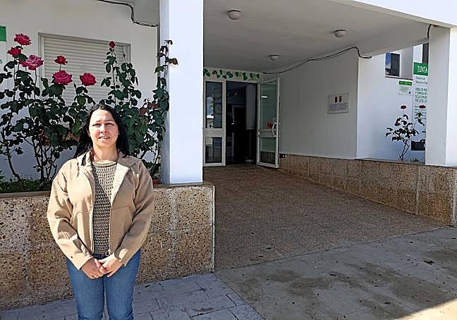 La dirctora en el exterior del colegio