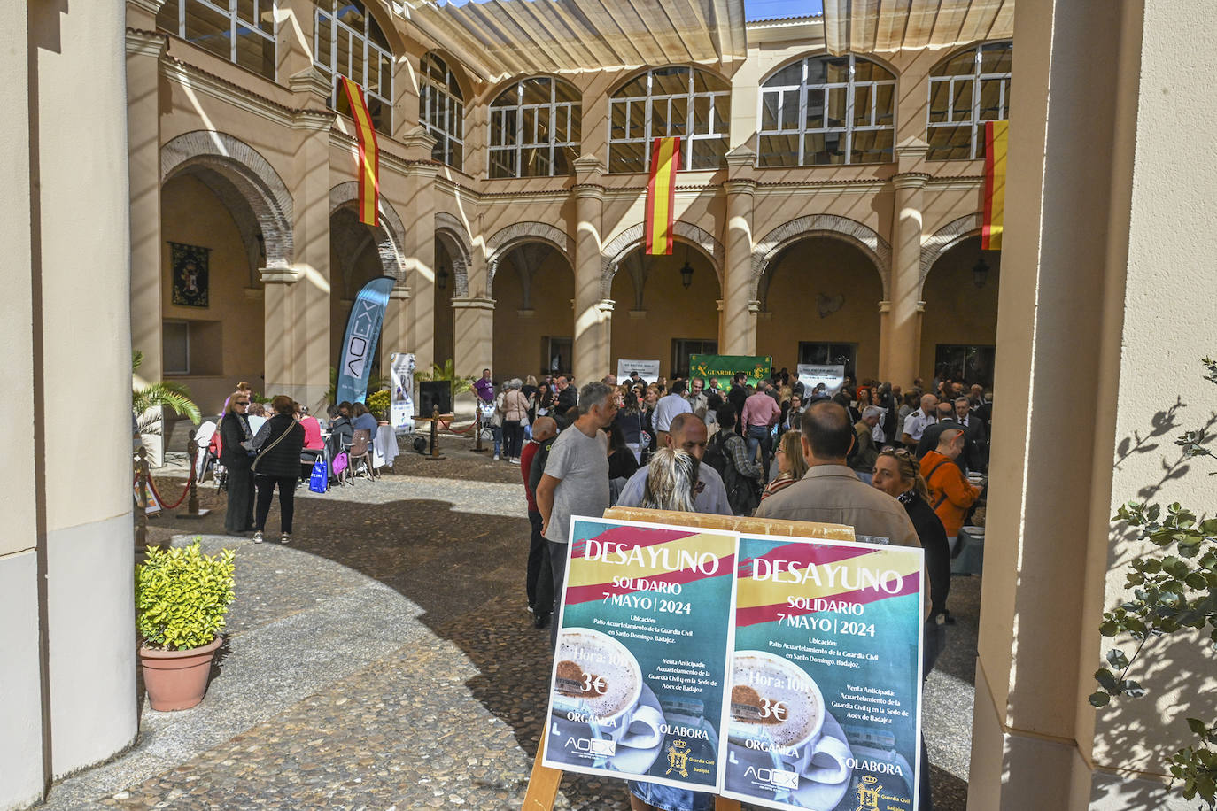 Desayuno solidario de la Guardia Civil a favor del Asociación Oncológica de Extremadura (AOEx)