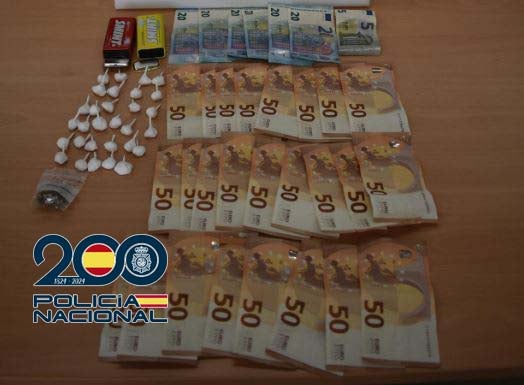 Droga y dinero intervenidos por la Policía Nacional.