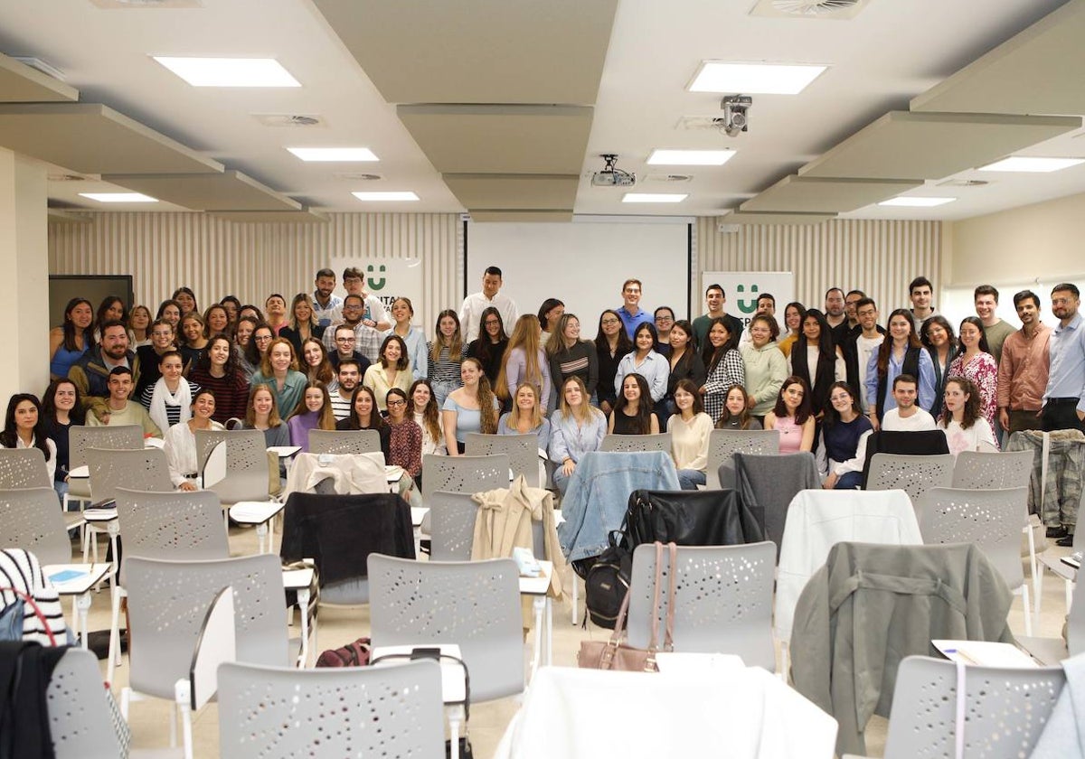 Jóvenes que harán su formación sanitaria en Cáceres en el acto de bienvenida del SES este martes, entre los que se encuentran médicos extracomunitarios.