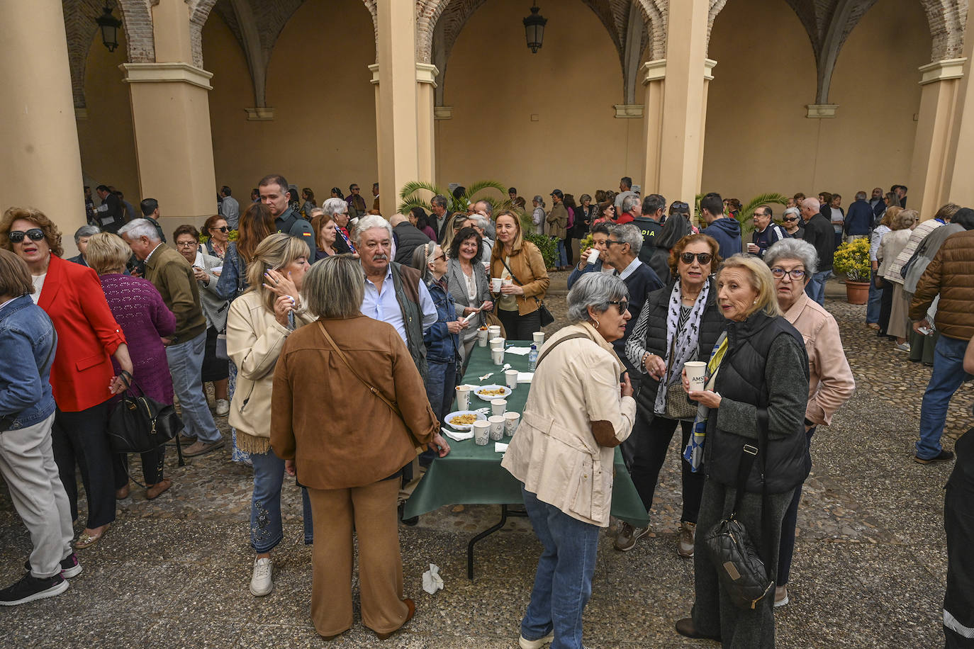 Desayuno solidario de la Guardia Civil a favor del Asociación Oncológica de Extremadura (AOEx)