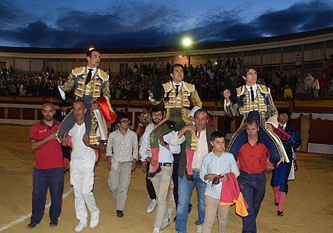 A pesar de la cogida, José Rojo salió a hombros con Castella y José María Manzanares.