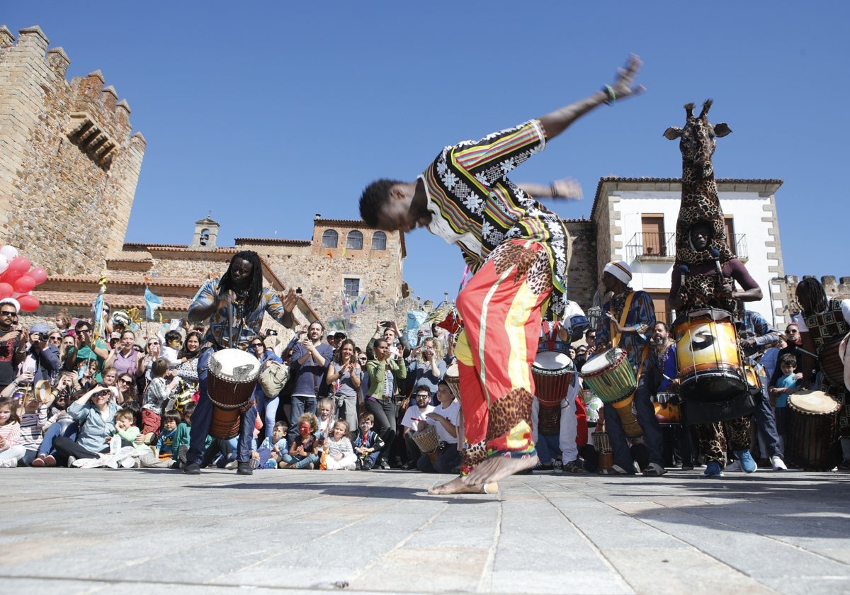 Imagen de archivo de ambiente del Womad en la Plaza Mayor de Cáceres.