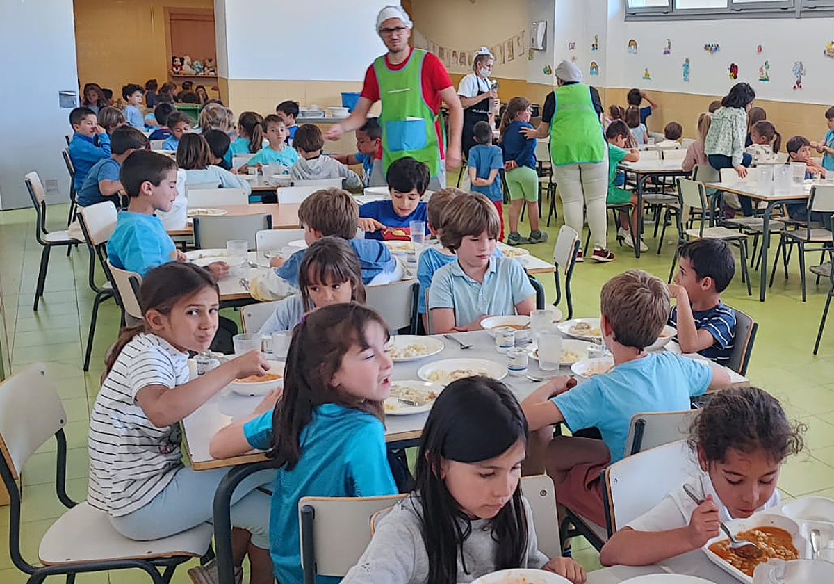 Escolares en el comedor de un colegio público gestionado por la Junta.