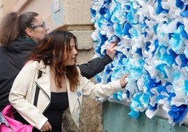 Los alumnos de los centros educativos participantes han colocado 310 flores de papel en un mural, una por cada víctima.