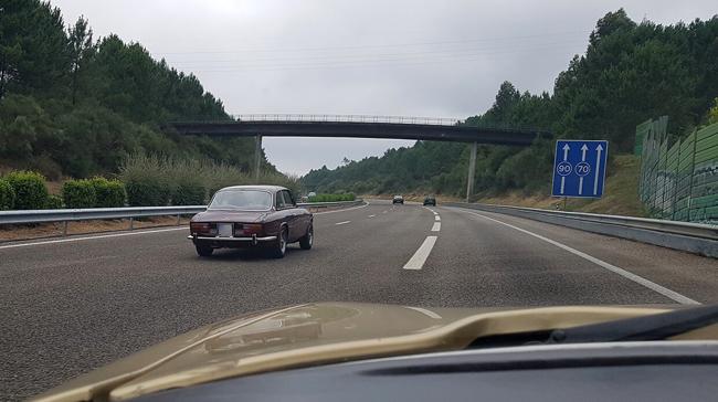 Miras por el espejo retrovisor y ves que ya te están adelantando. ¿Qué tienes que hacer?