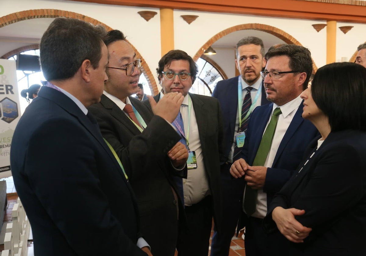 Rebeca Torró, secretaria de Estado de Industria, y el consejero de Economía de la Junta, Guillermo Santamaría, junto a varios participantes en el foro.