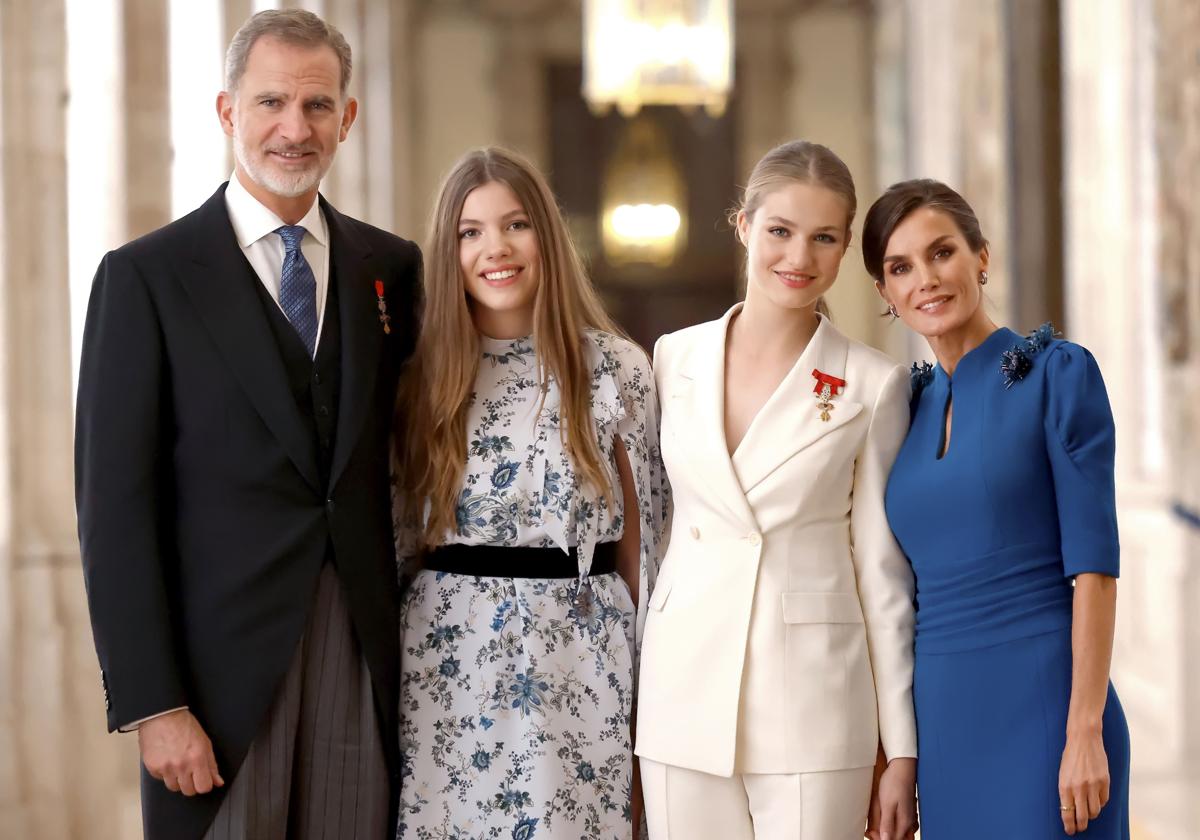 Un pañuelo con estampado tradicional extremeño para la Reina Letizia