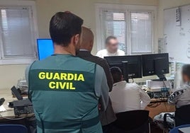 Un momento de la detención de los dos hombres de 30 y 40 años