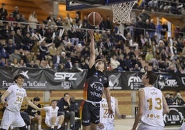 Pablo Osés, uno de los canteranos del BCB, en el derbi contra el CBA en La Granadilla.