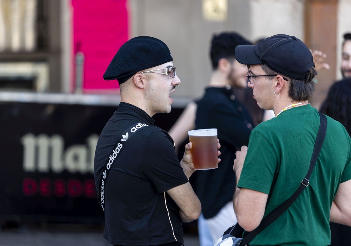 Los locales de la Plaza Mayor ofrecen precios asequibles durante el Womad.