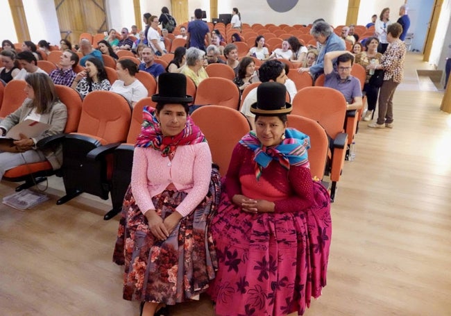 Las cholitas escaladoras este jueves antes de la charla organizada por Entreculturas en la UEx.