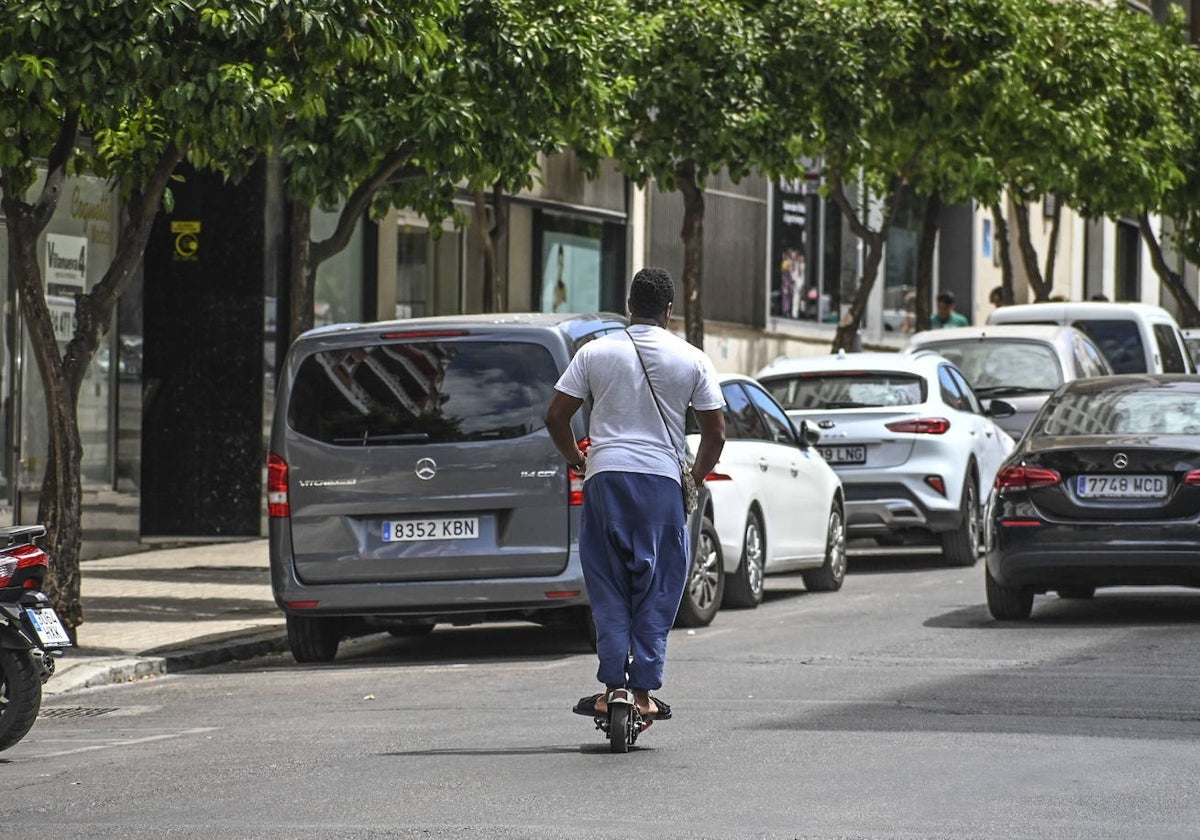 Un hombre circula en patinete eléctrico por la avenida de Enrique Segura Otaño.