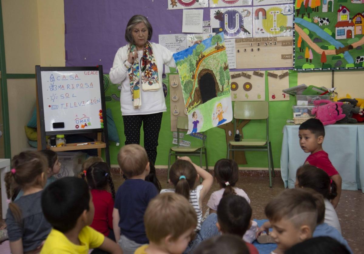 Una voluntaria del centro de salud en la visita al colegio.