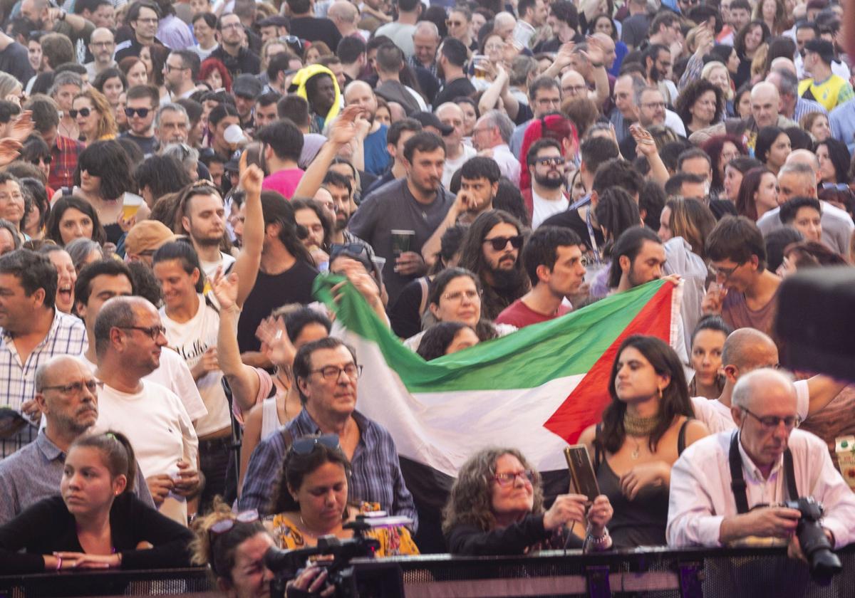 Una bandera palestina entre el público del Womad.