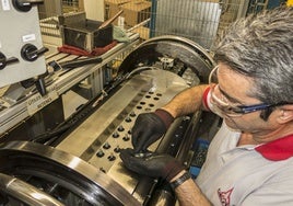 Un trabajador de Deutz en su fábrica de Zafra en una imagen de archivo.