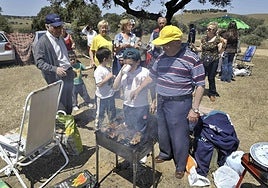 Familiares y amigos en torno a una barbacoa en una romería extremeña.