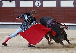 El diestro Román con su primer toro en el segundo festejo de la Feria de San Isidro.