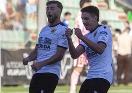 Chuma y Busi celebran el segundo tanto del Mérida.