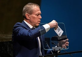 El embajador israelí tritura ante los presentes la carta de Naciones Unidas.