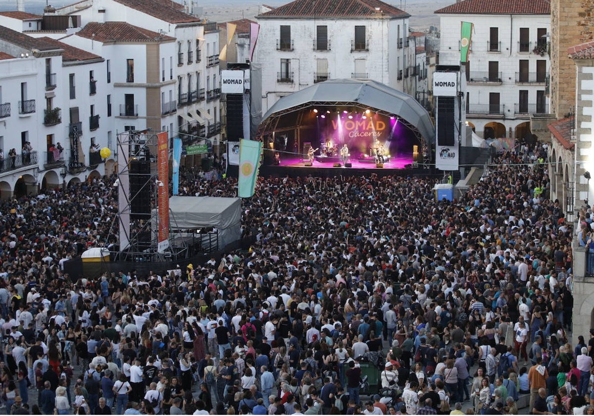 El público viendo el concierto de Mr. Kilombo en la Plaza Mayor de Cáceres este sábado.