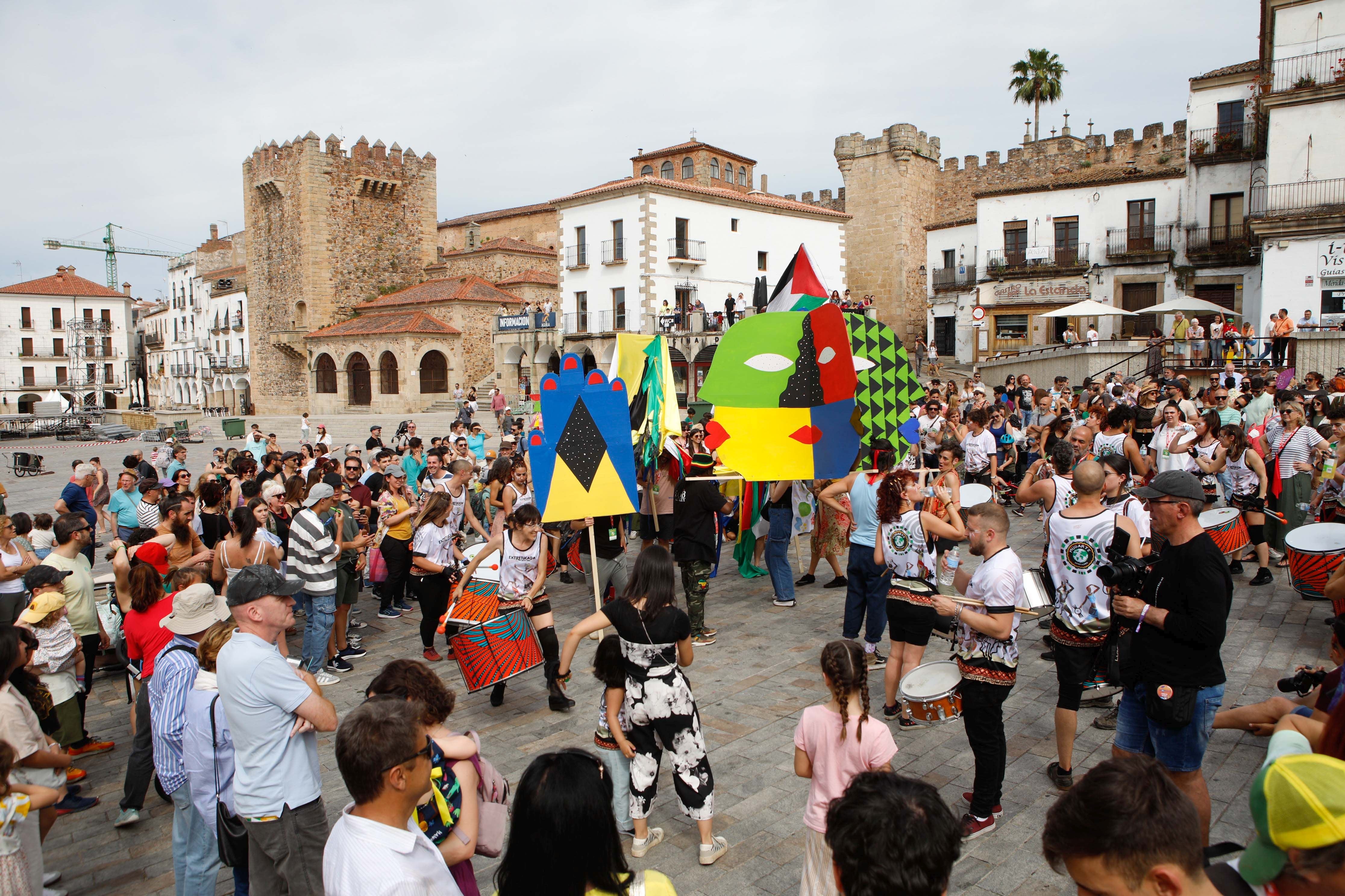 Womad se despide a ritmo de batucada