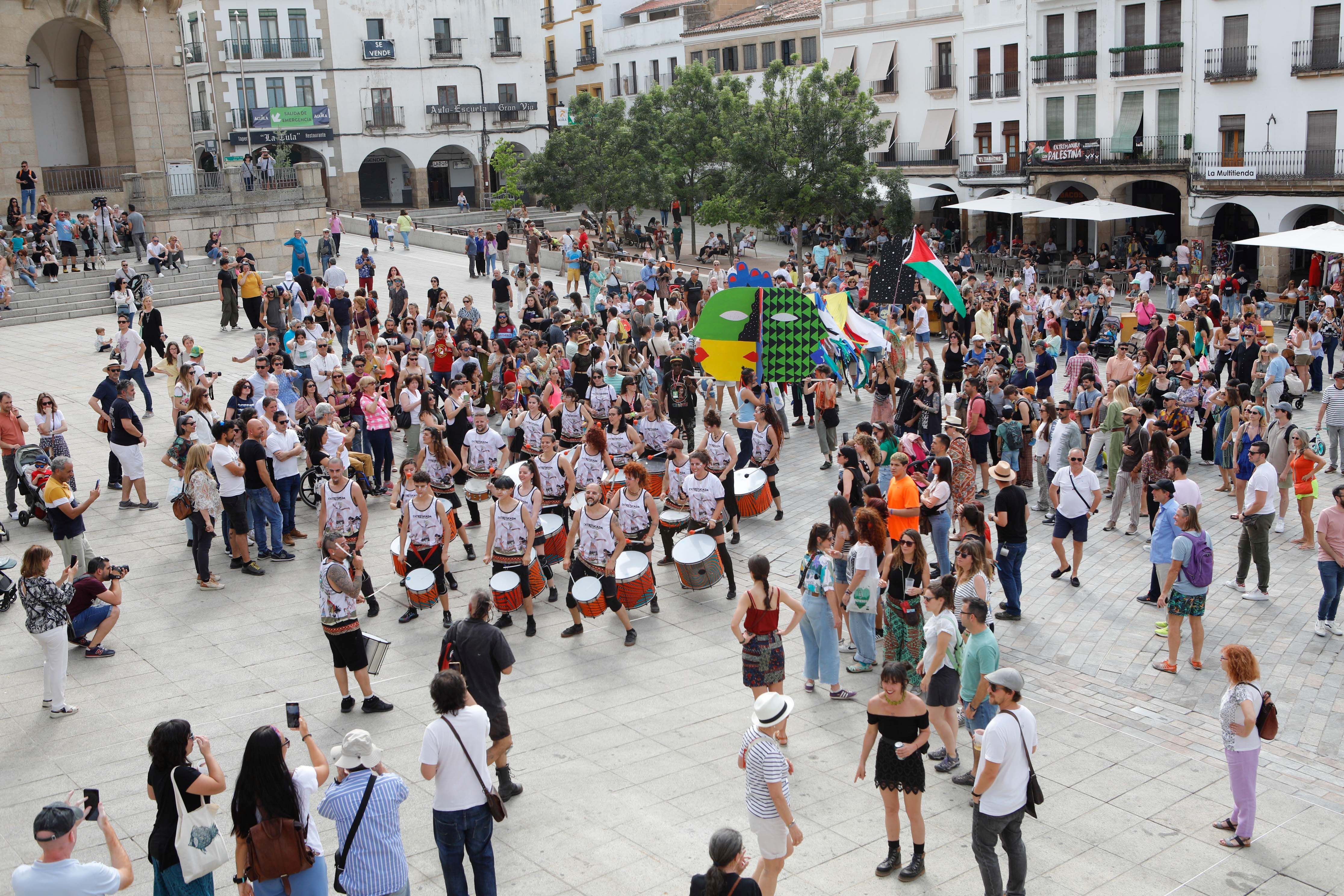 Womad se despide a ritmo de batucada