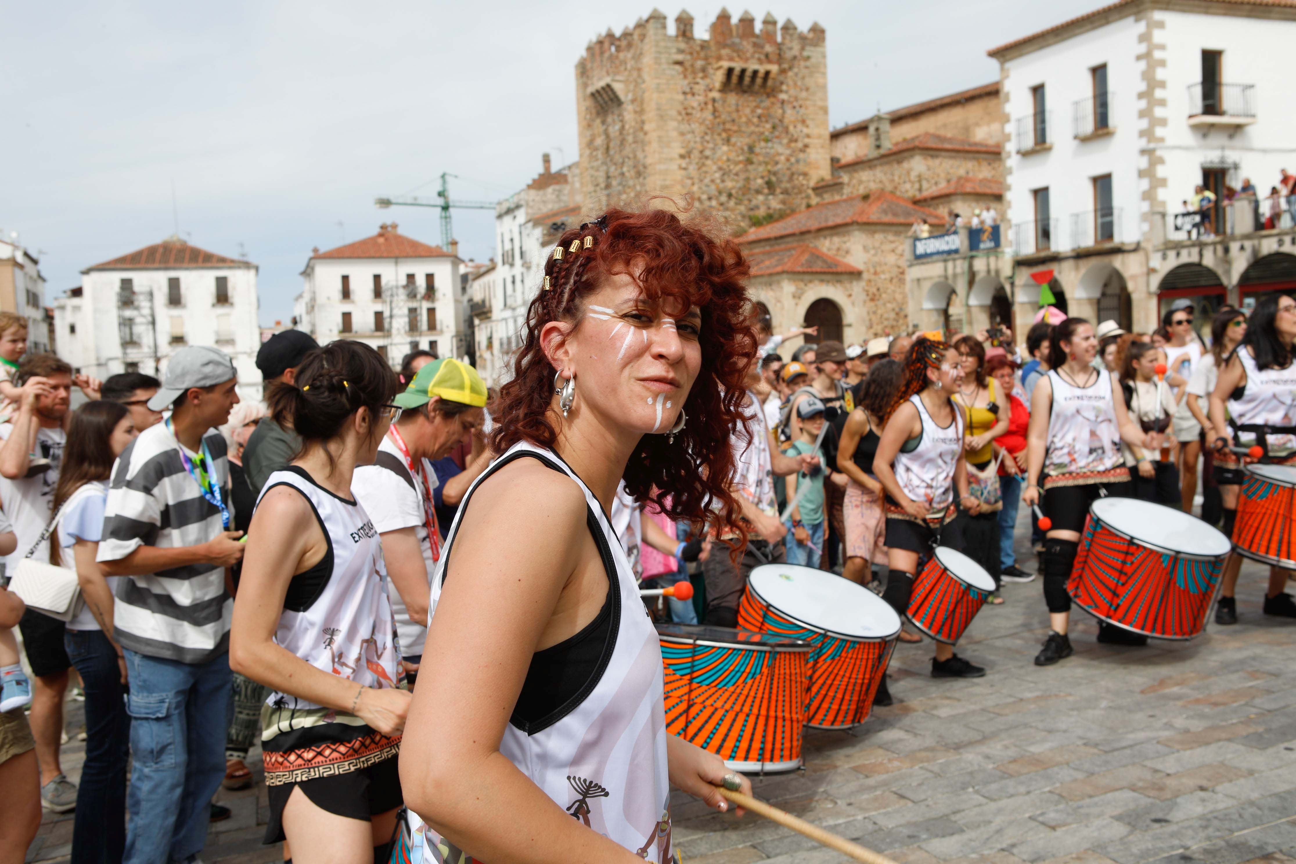 Womad se despide a ritmo de batucada