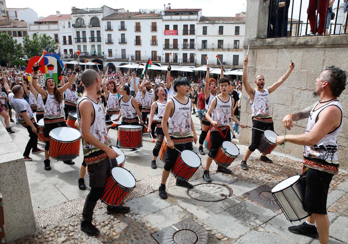 Womad se despide a ritmo de batucada