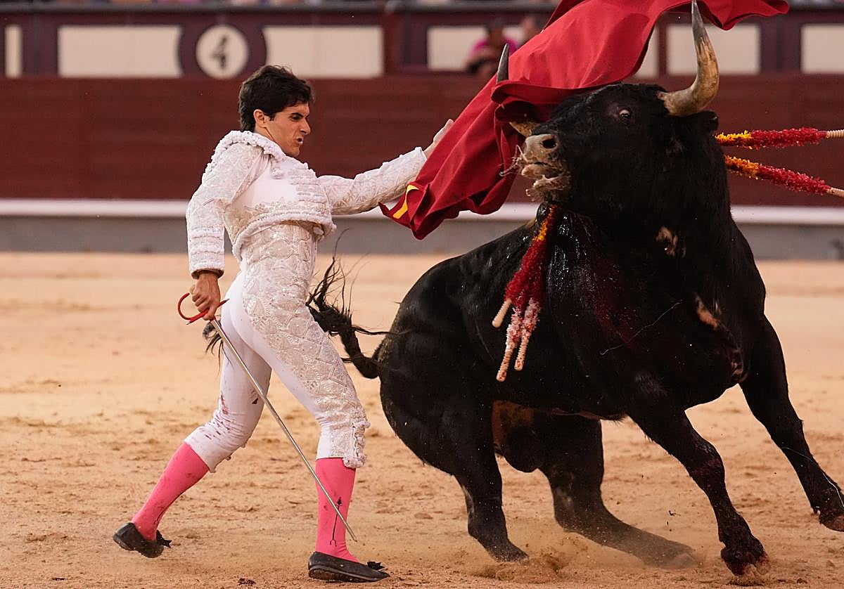 El diestro Álvaro Alarcón en la lidia de su segundo astado en el festejo de la Feria de San Isidro celebrado este domingo en la plaza de toros de Las Ventas.