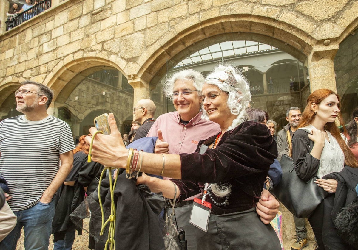 Una fan de 'Juego de tronos', caracterizada como Khaleesi, durante el I 'Cáceres, city of dragons' .