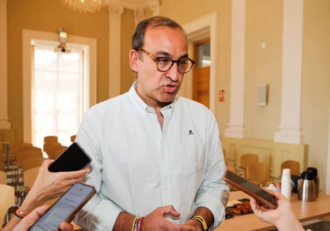 El alcalde de Cáceres, Rafael Mateos, este domingo tras la celebración de la mesa de seguridad del Womad.