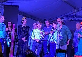 Momento en el que el romero infantil, Juan Sánchez, recibe el título de manos de Andrés Martínez, romero infantil de 2023