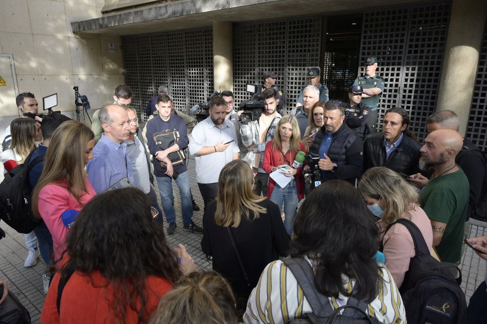 Expectación a las puertas de los juzgados antes de que arranque el juicio por Chavero