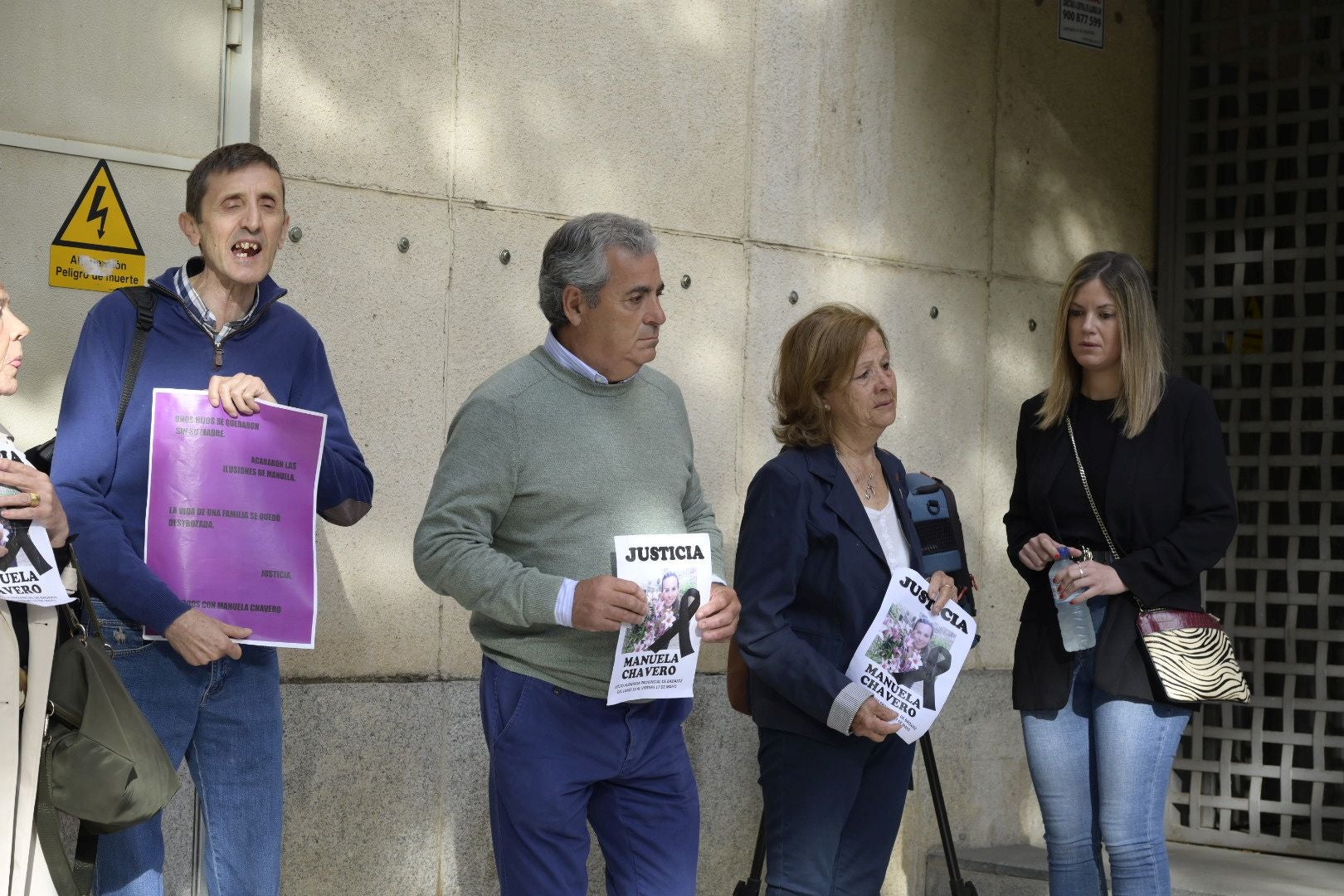 Expectación a las puertas de los juzgados antes de que arranque el juicio por Chavero